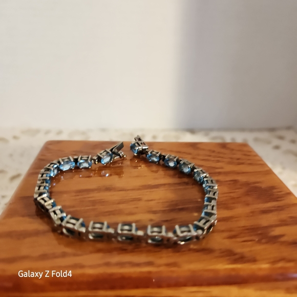 Elegant Blue Gemstone Bracelet - Picture 4 of 9
